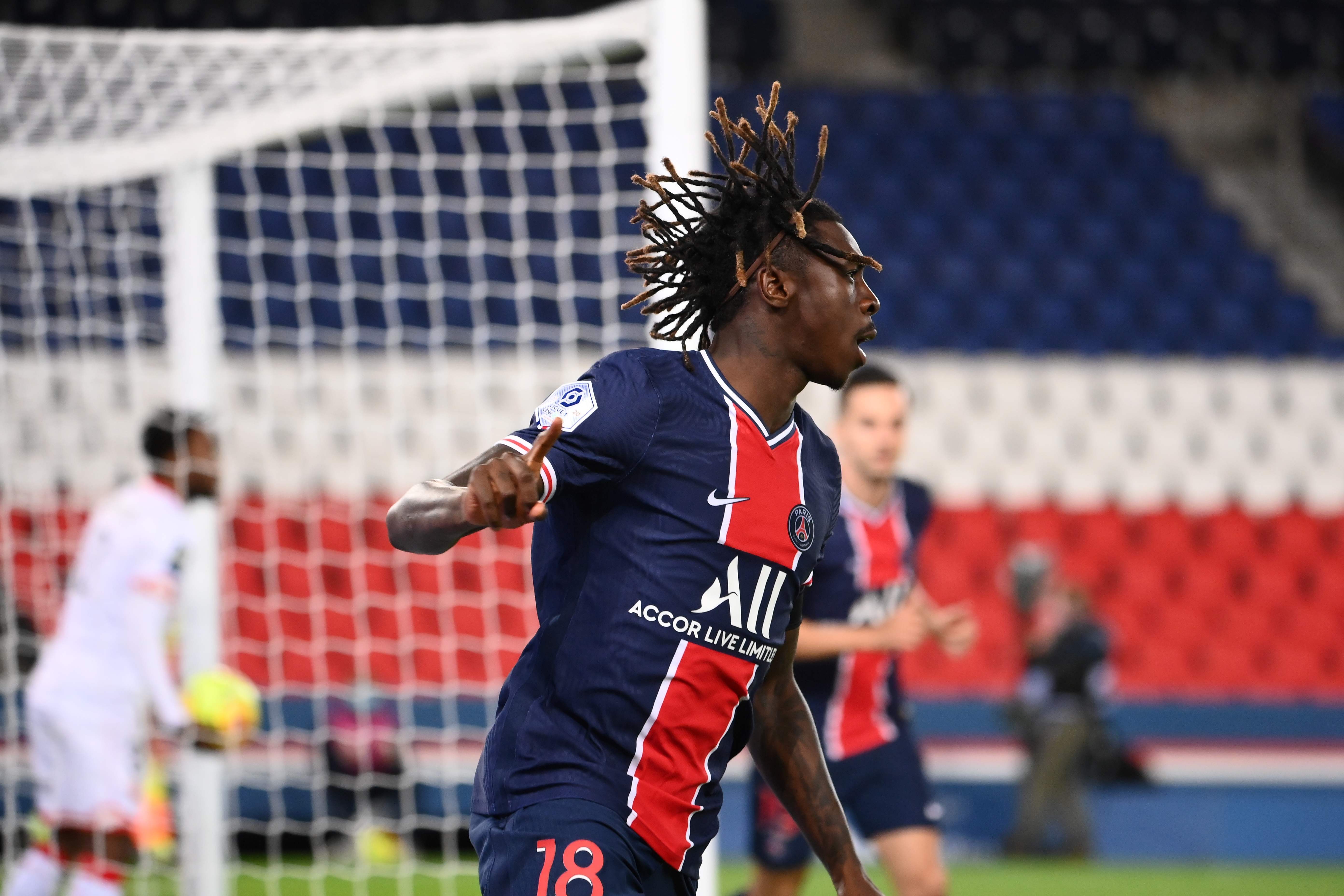 半岛体育app-东契奇在巴黎圣日耳曼比赛中出色防守，精彩发挥引发热议！-半岛体育app