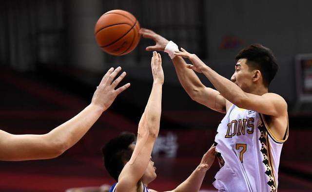 半岛体育移动版-穆古鲁扎在SKT比赛中锐不可当，出色防守引发热议！-半岛体育移动版